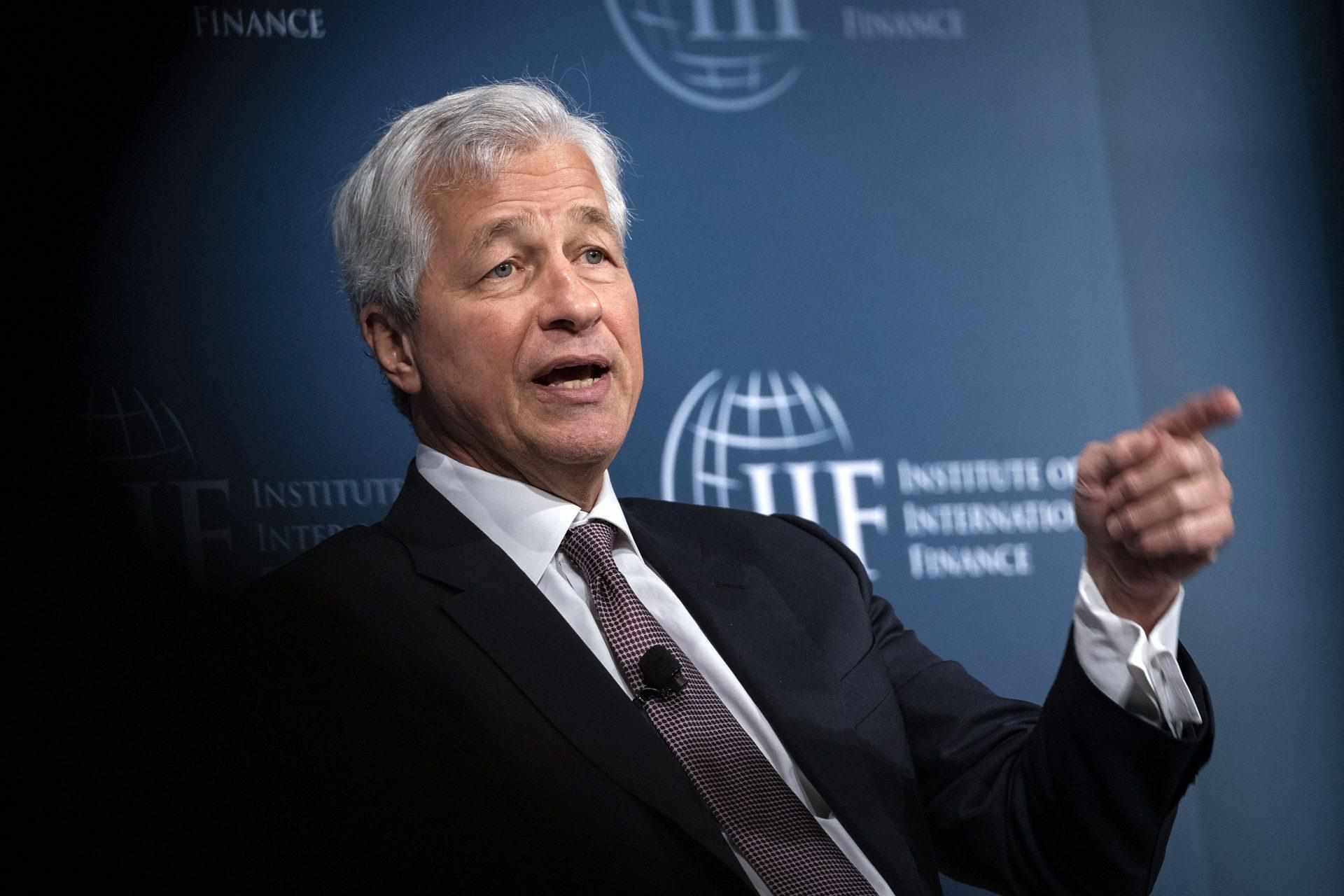特朗普起诉摩根大通(JPM)及其首席执行官杰米·戴蒙，索赔50亿美元